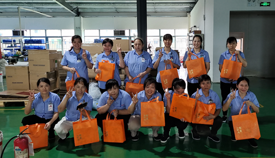 午夜成人在线观看新能源為一線員工發放中秋福利禮品